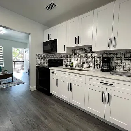 Stylish 2/1 Centrally Located! Miami Exterior photo